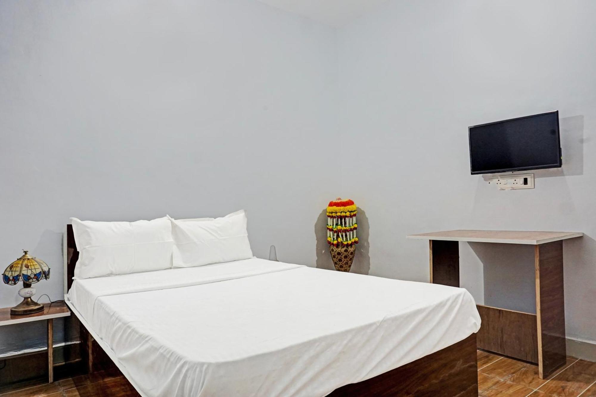Oyo 820503 Lotus Lodge And Guest House Kharakvasla Экстерьер фото
