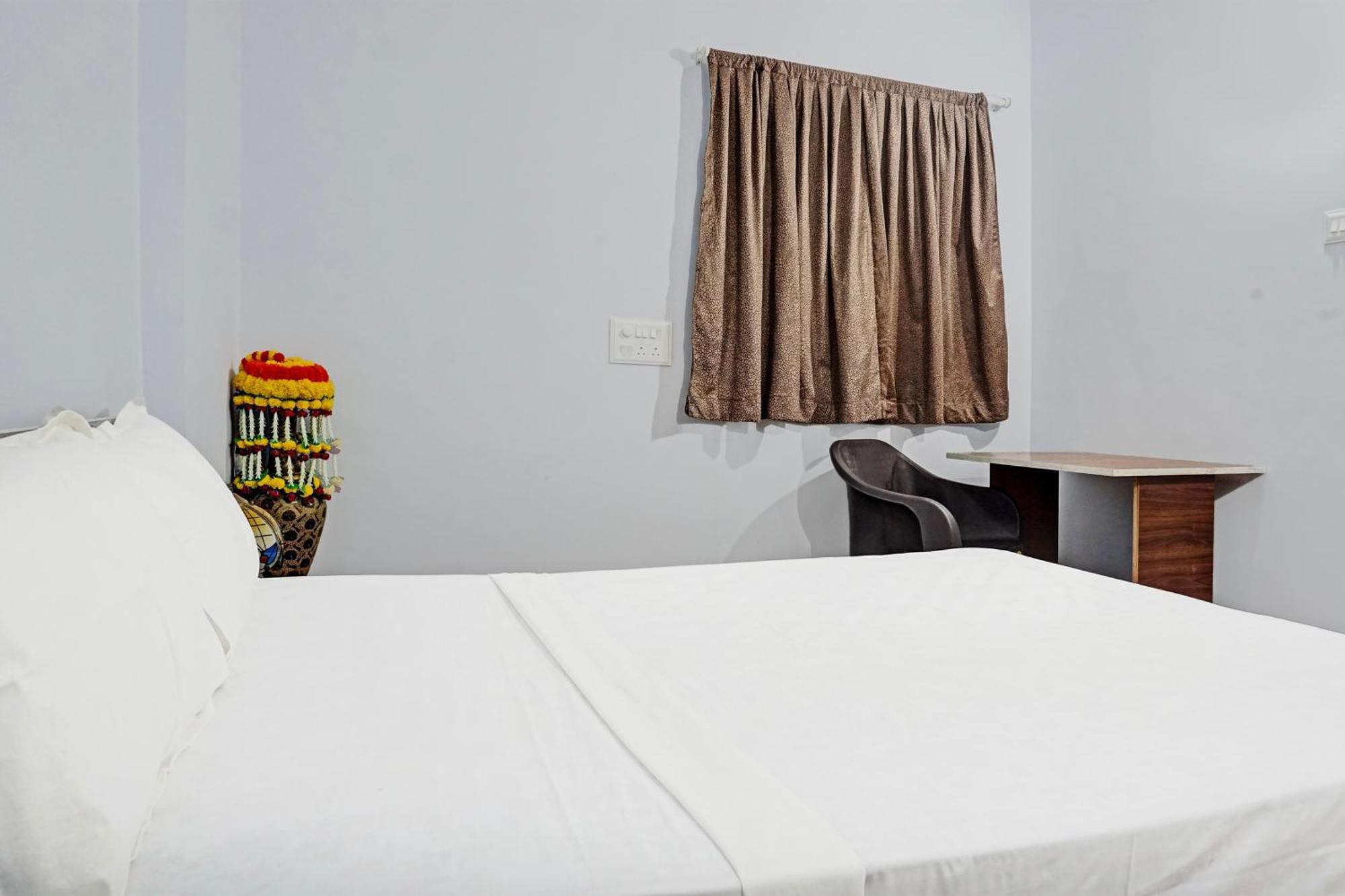 Oyo 820503 Lotus Lodge And Guest House Kharakvasla Экстерьер фото