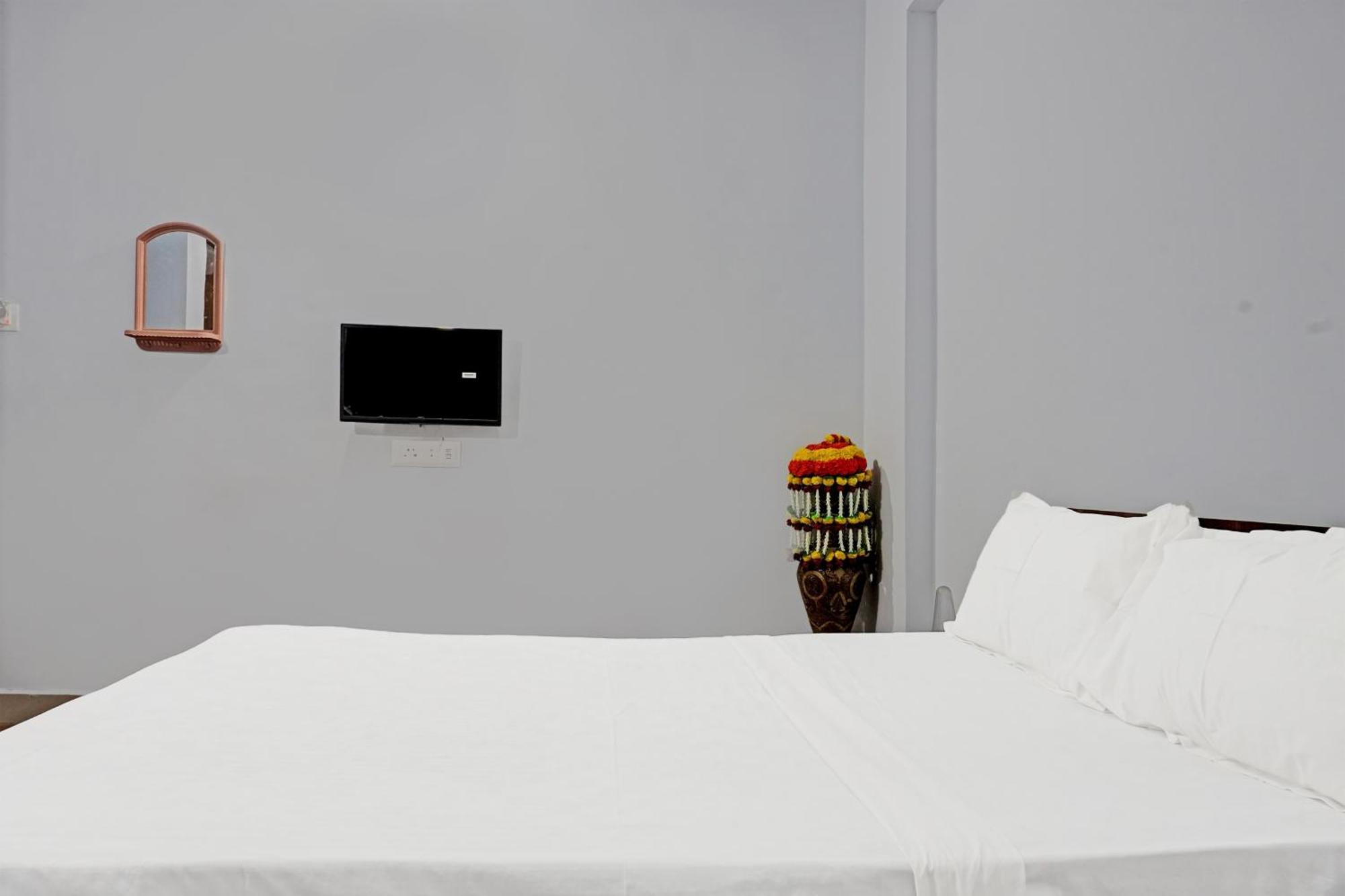 Oyo 820503 Lotus Lodge And Guest House Kharakvasla Экстерьер фото
