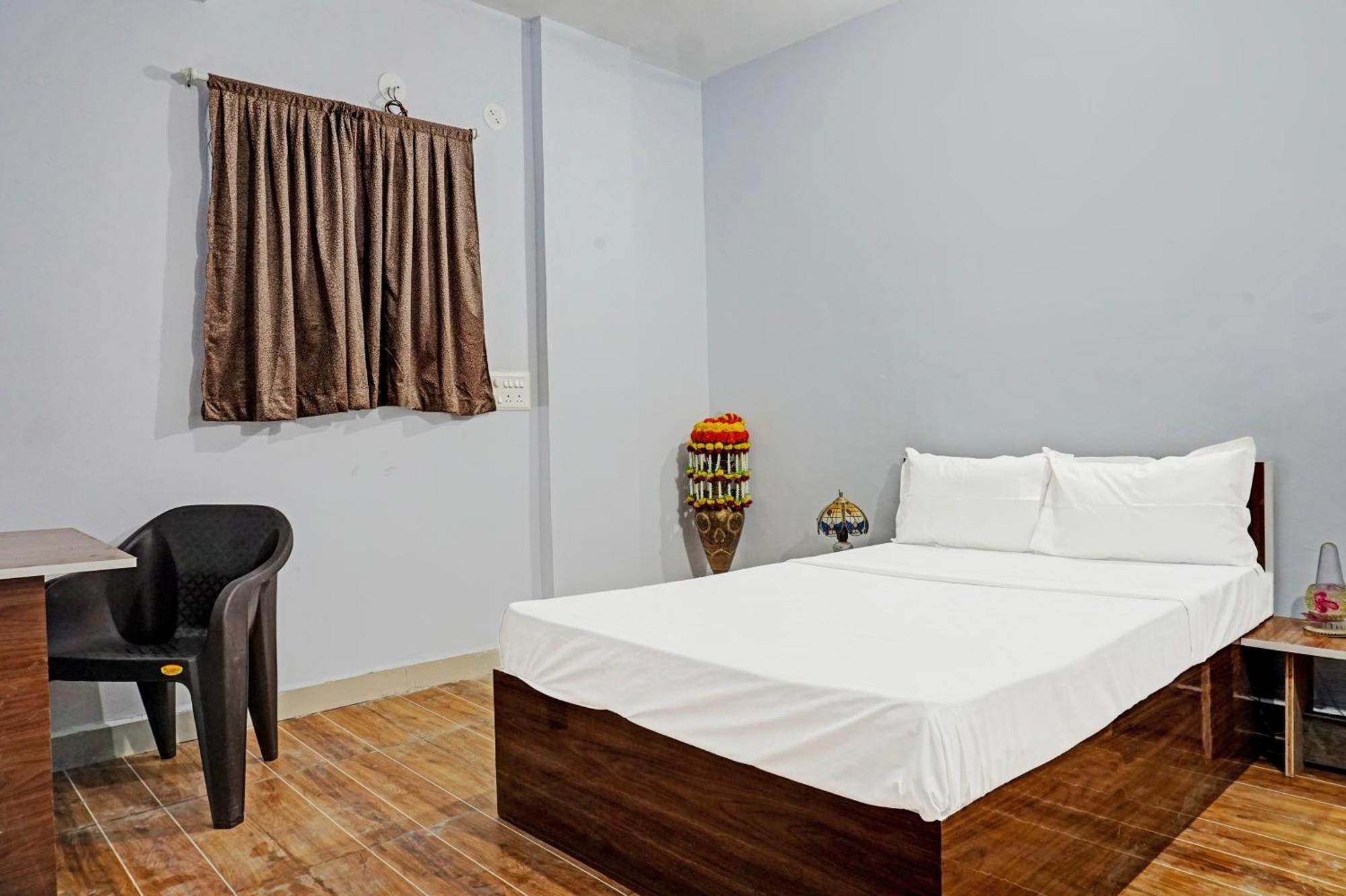 Oyo 820503 Lotus Lodge And Guest House Kharakvasla Экстерьер фото