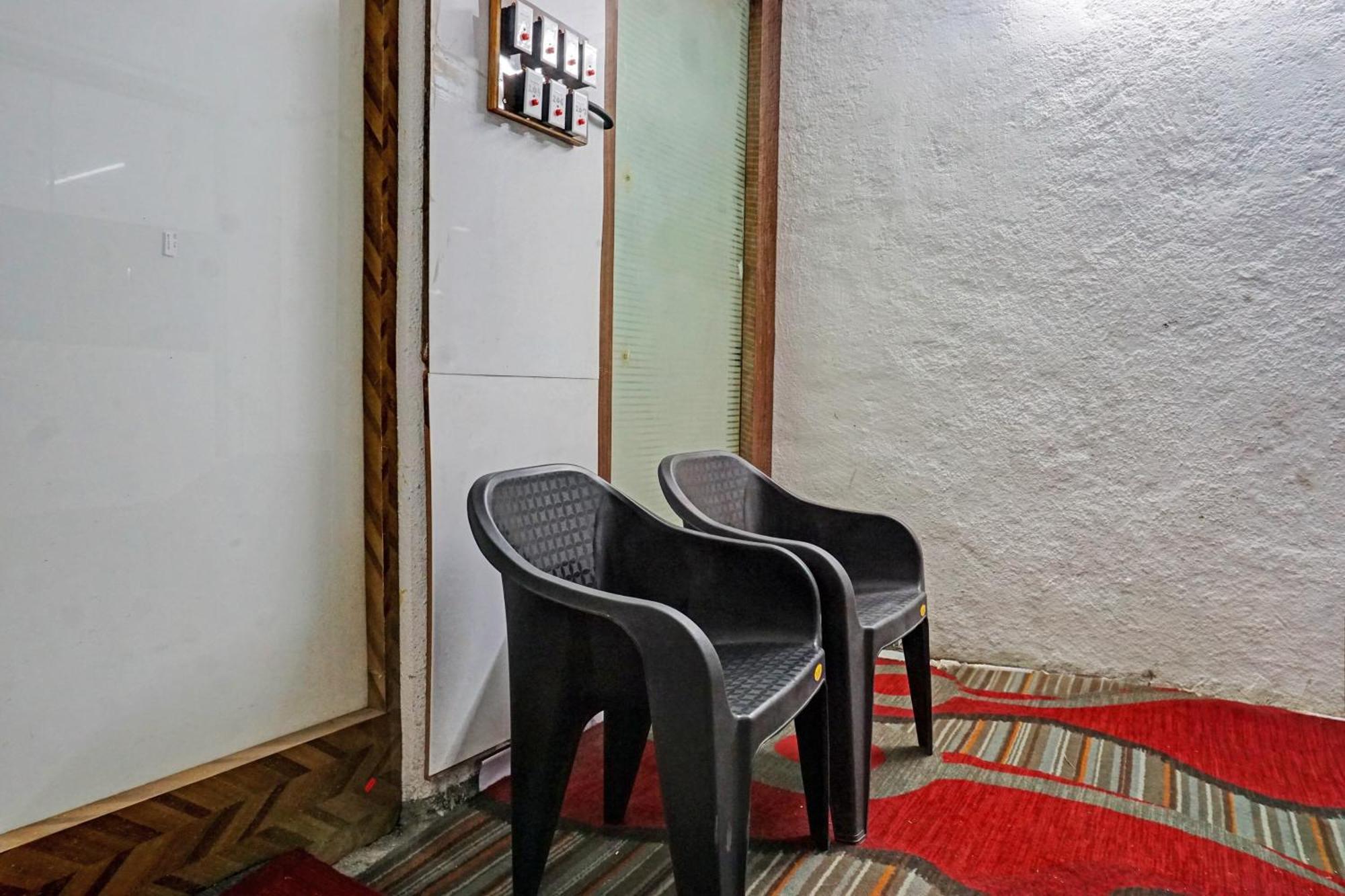 Oyo 820503 Lotus Lodge And Guest House Kharakvasla Экстерьер фото