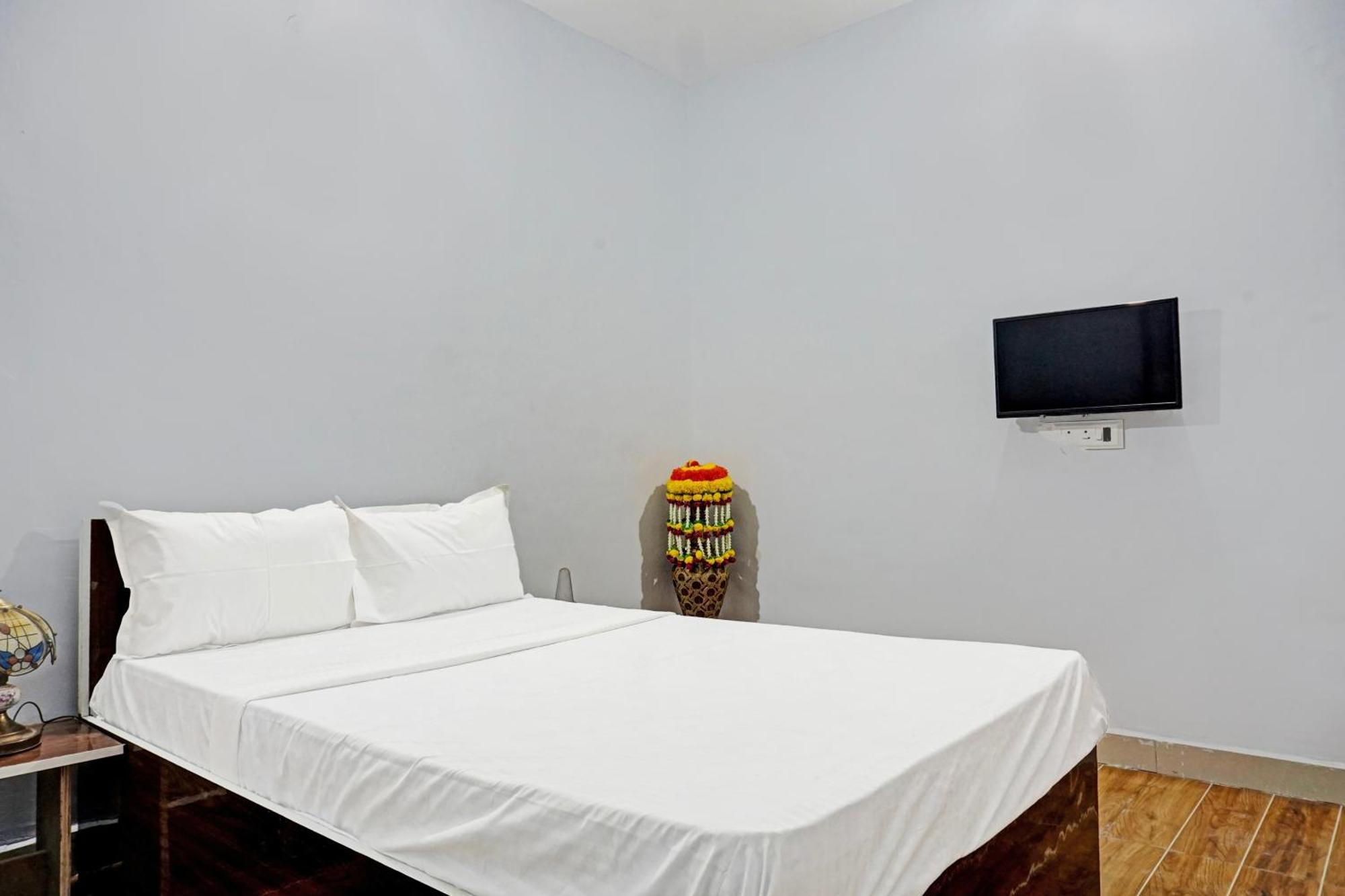 Oyo 820503 Lotus Lodge And Guest House Kharakvasla Экстерьер фото