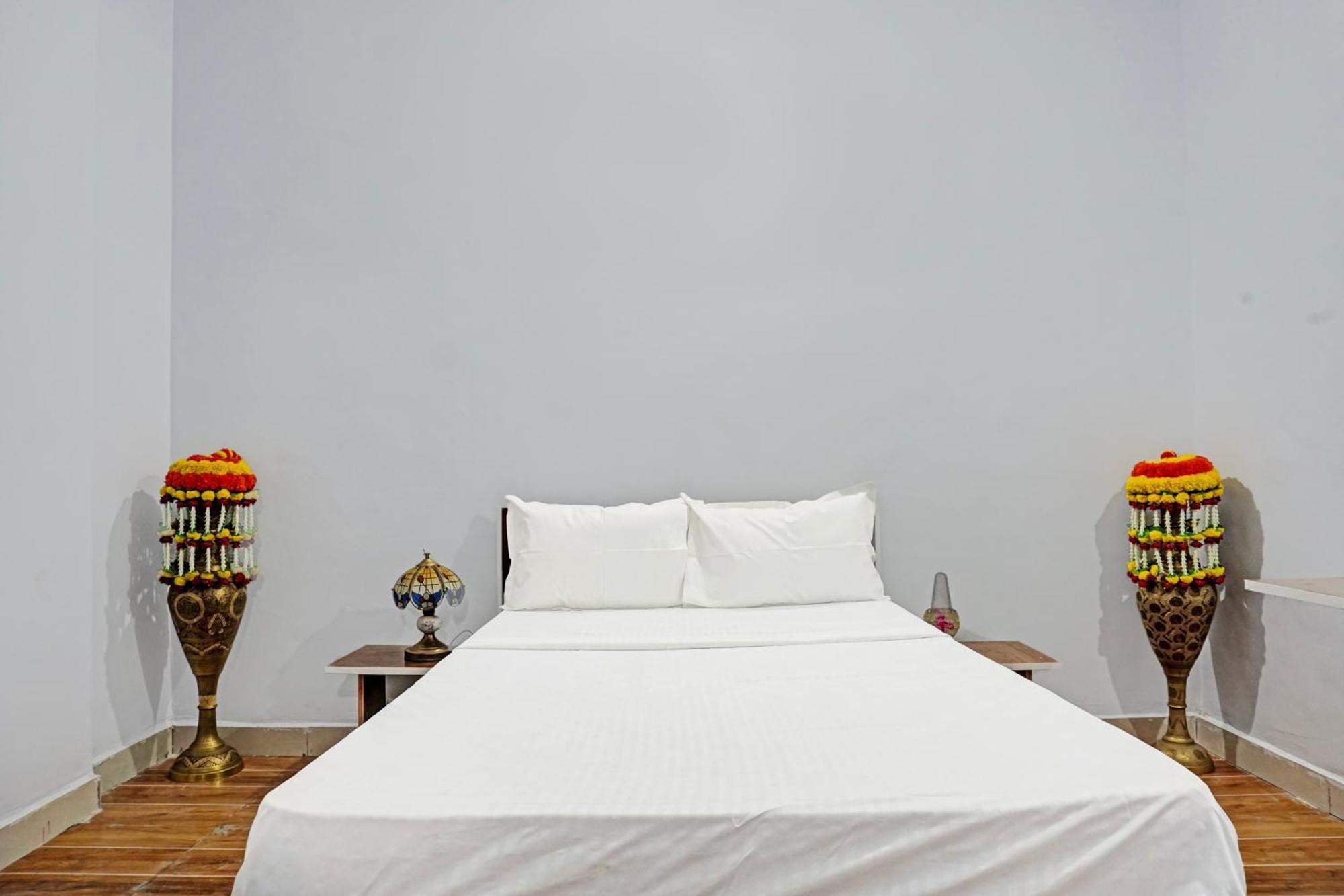 Oyo 820503 Lotus Lodge And Guest House Kharakvasla Экстерьер фото