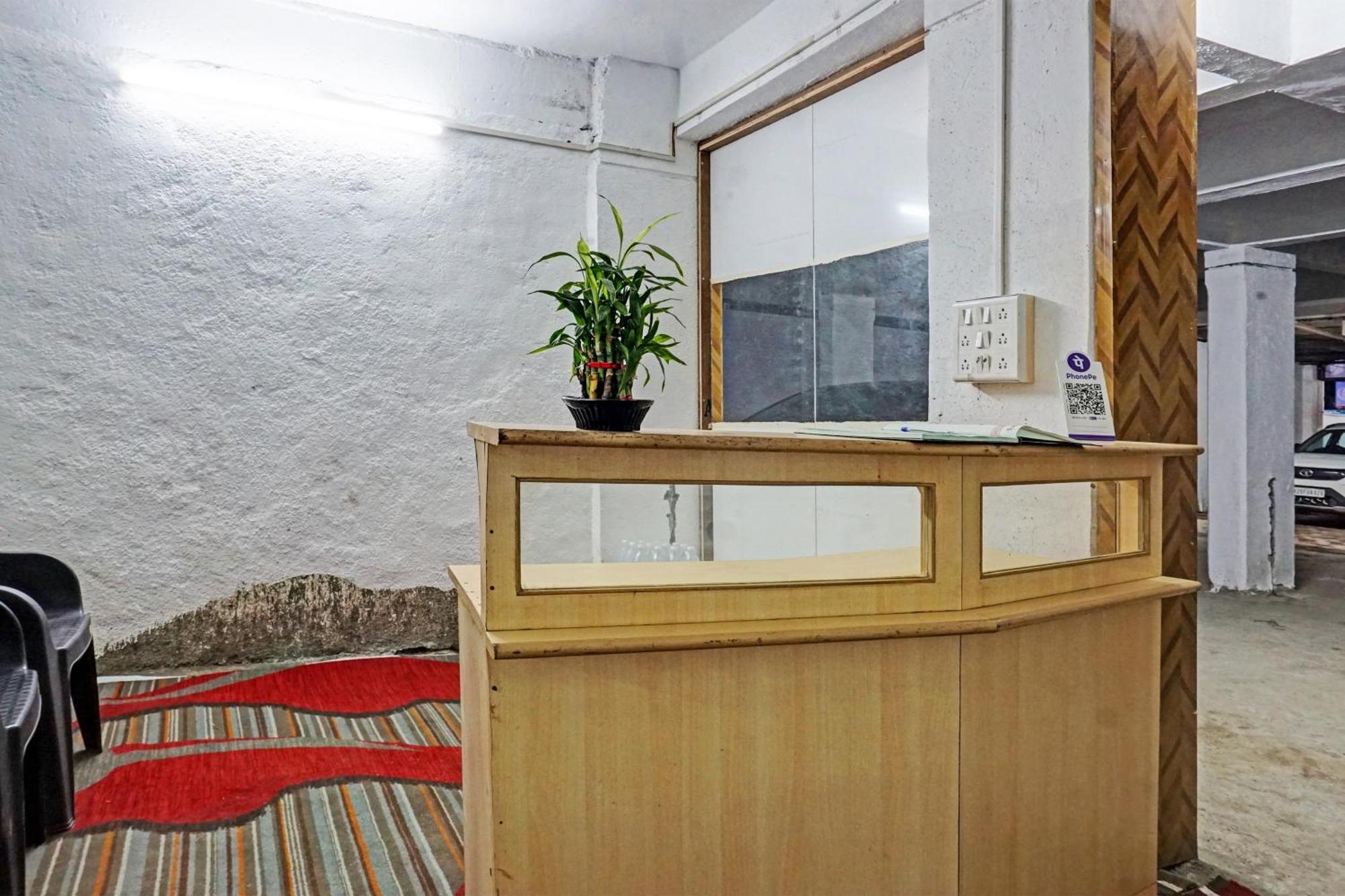 Oyo 820503 Lotus Lodge And Guest House Kharakvasla Экстерьер фото