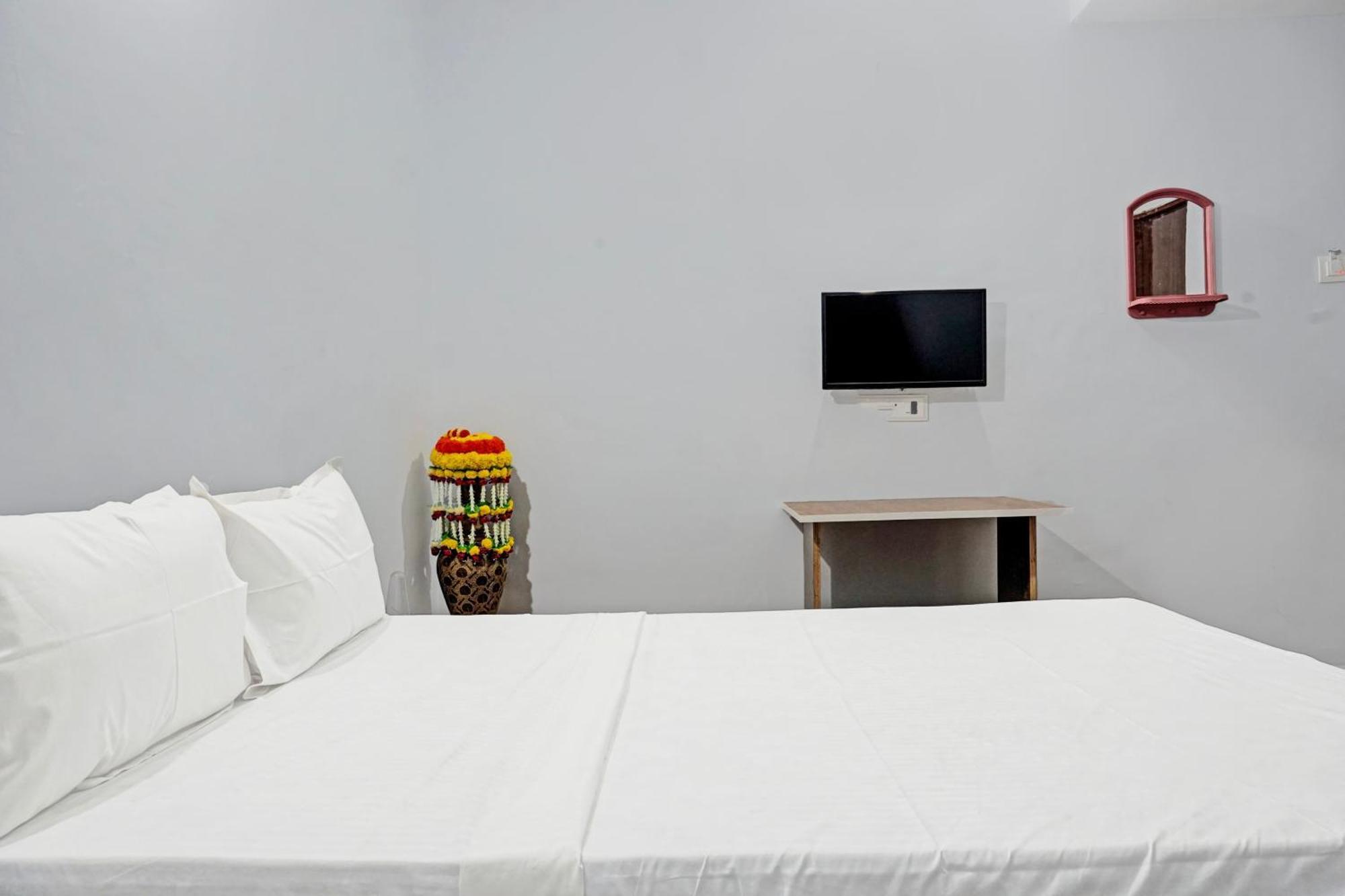 Oyo 820503 Lotus Lodge And Guest House Kharakvasla Экстерьер фото
