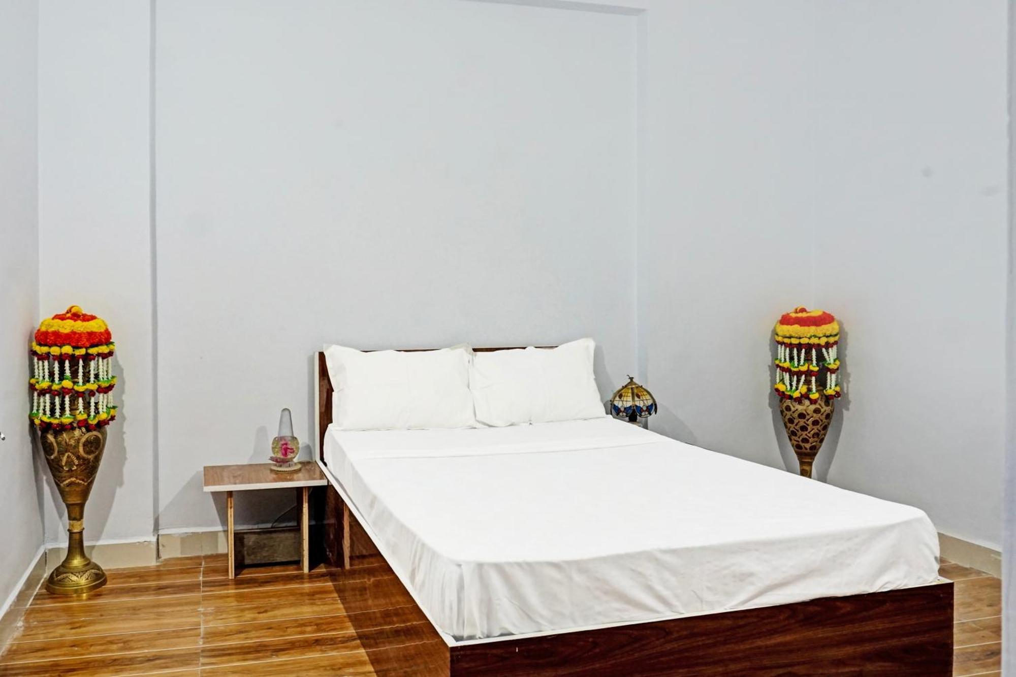 Oyo 820503 Lotus Lodge And Guest House Kharakvasla Экстерьер фото